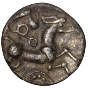 Aulerques Cénomans (région du Mans), denier à la tête casquée à droite